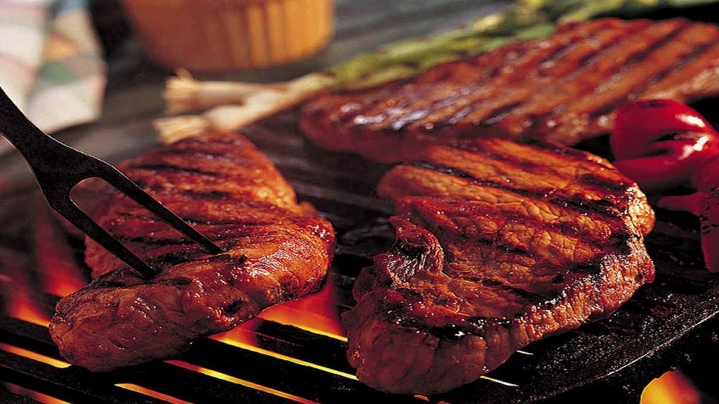 Uz grila pagatavots ideālais steiks “Sous Vide” ananāsu mērcē